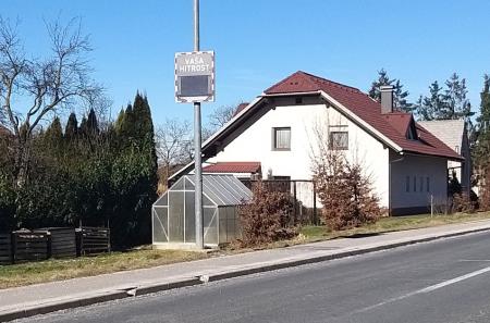 Prikazovalnik hitrosti Grahovo v začetku naselja Foto Boštjan Otoničar